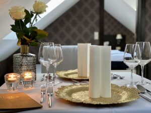 zastawiony stół, kwiaty