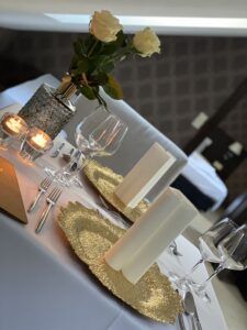 zastawiony stół, kwiaty