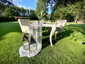 zastawiony stół w ogrodzie