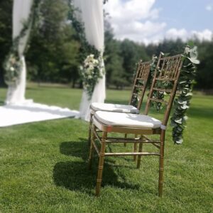 ozdobione krzesła weselne