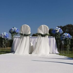 przystrojone krzesła, wesela