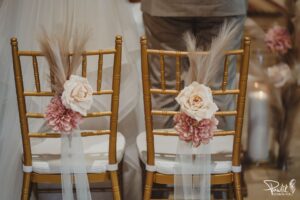 przystrojone krzesła ślubne