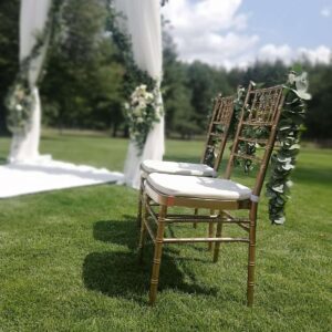 przystrojone krzesła