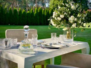 zastawiony stół w plenerze